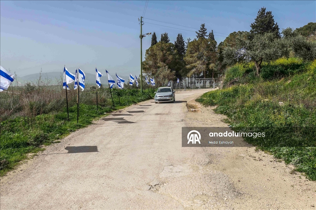 "فرض أمر واقع".. مستوطنون يعلقون أعلاما إسرائيلية بمنطقة أثرية بالضفة