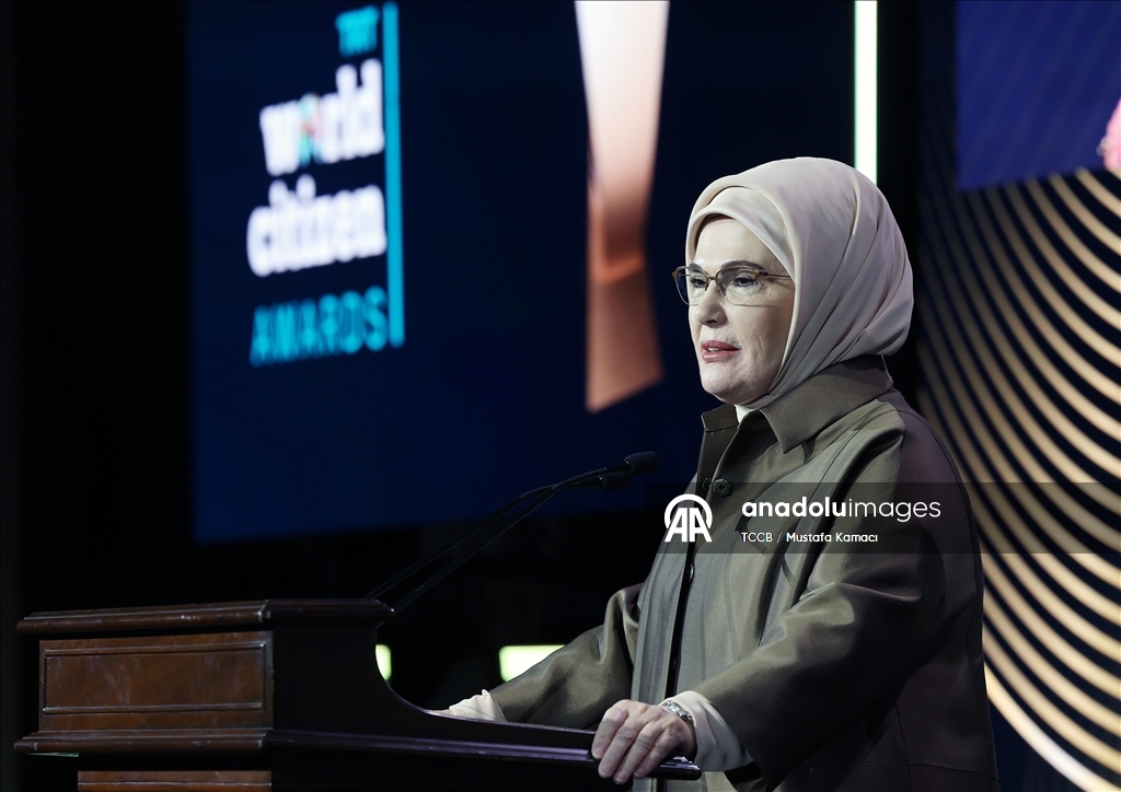 أمينة أردوغان تسلم جائزة صحفي فلسطيني قتلته إسرائيل لوالدته