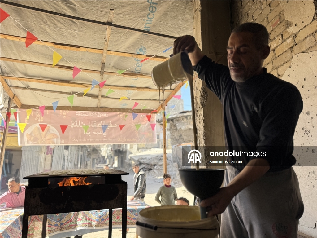 "القطايف" تُحلّي مرارة العيش.. غزة تتمسك بطقوس رمضان