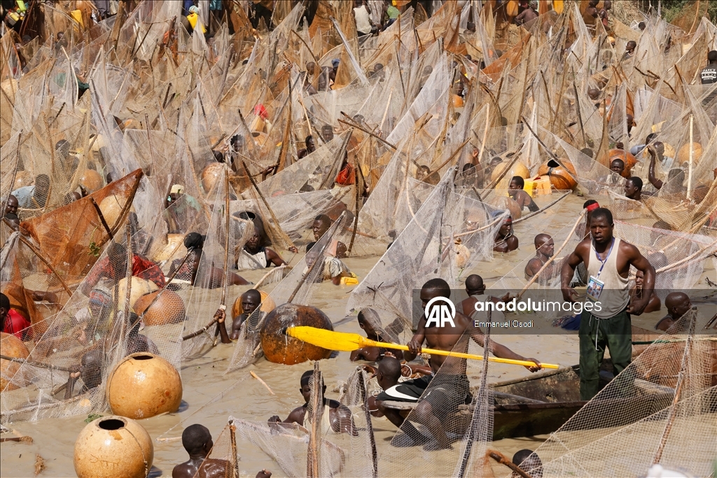  مئات المتسابقين يقفزون إلى النهر في مهرجان أرغونغو الدولي لصيد الأسماك شمال غربي نيجيريا