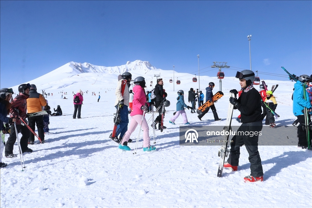 На Эрджиеcе трассы заполнились любителями катания на лыжах