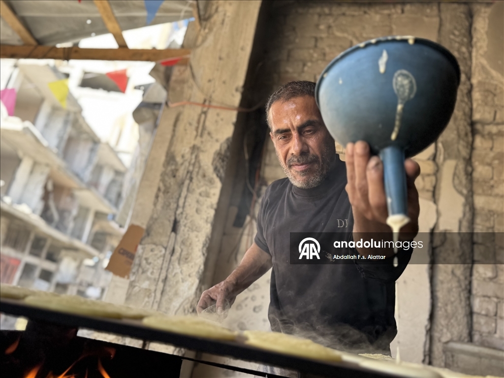 "القطايف" تُحلّي مرارة العيش.. غزة تتمسك بطقوس رمضان