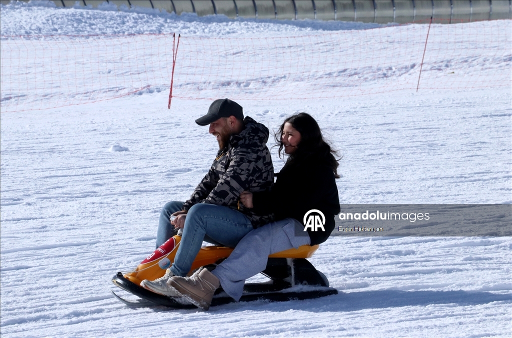 На Эрджиеcе трассы заполнились любителями катания на лыжах