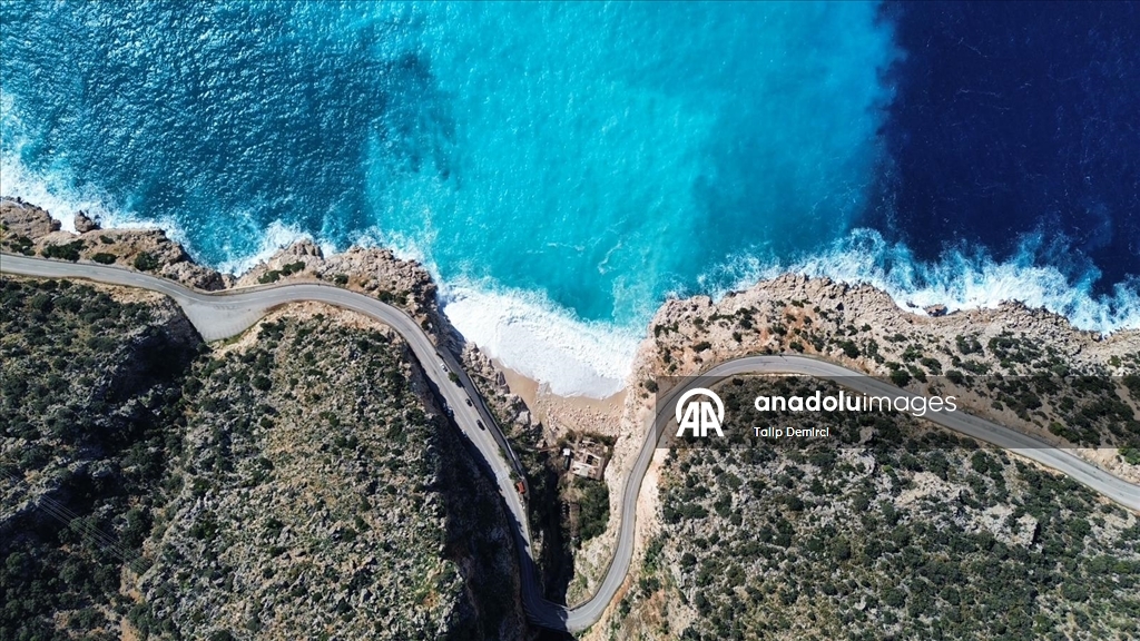 Kaputaş Plajı'nda yağışın etkisiyle denizin rengi mavinin farklı tonlarına dönüştü