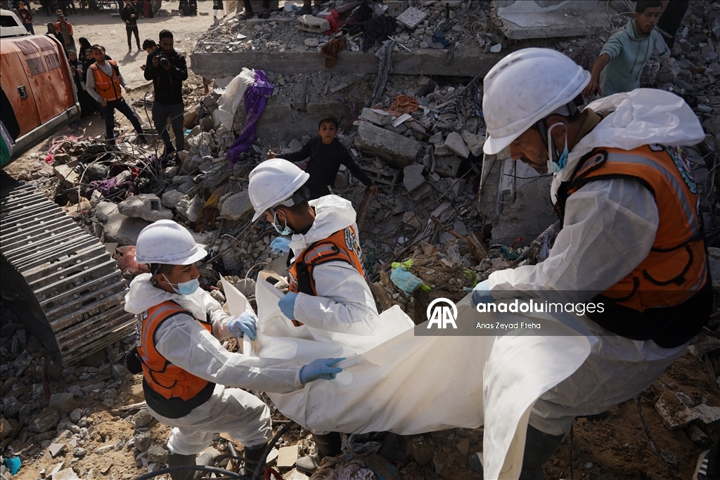 Gazze’nin kuzeyinde enkaz altındaki Filistinlilerin cenazelerine ulaşıldı