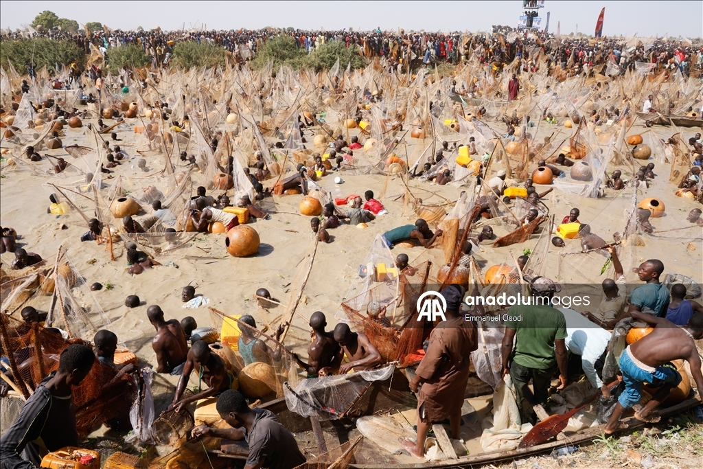  مئات المتسابقين يقفزون إلى النهر في مهرجان أرغونغو الدولي لصيد الأسماك شمال غربي نيجيريا