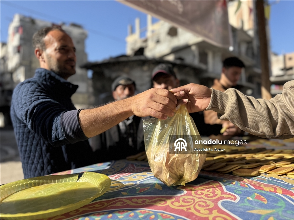 "القطايف" تُحلّي مرارة العيش.. غزة تتمسك بطقوس رمضان