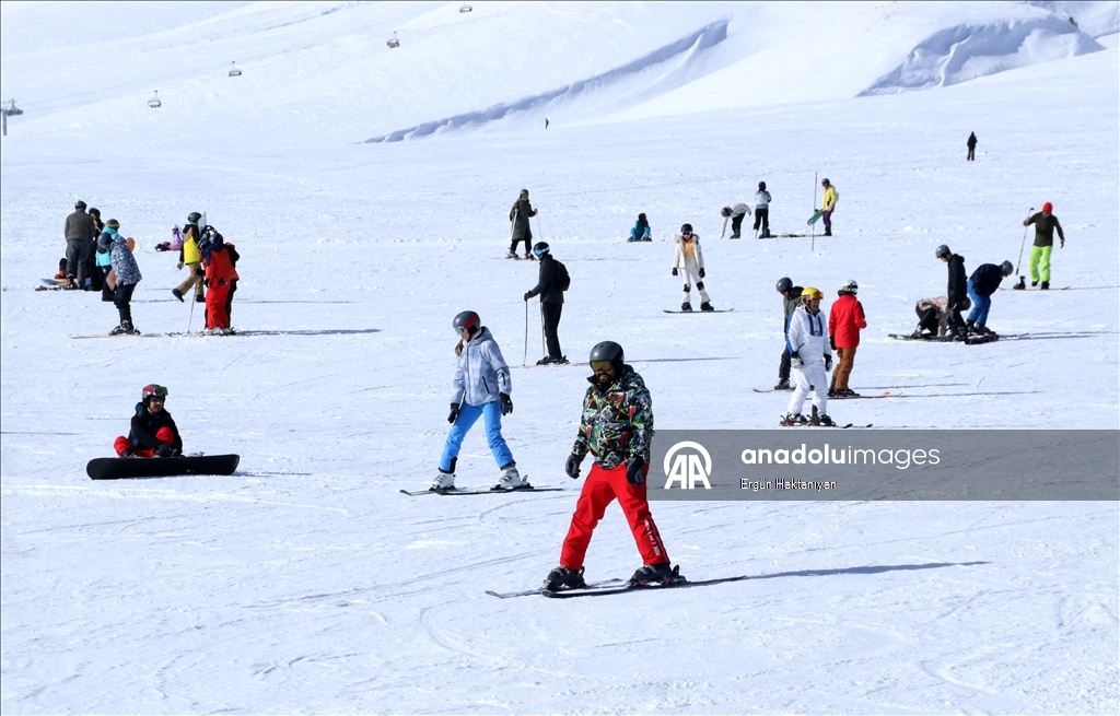 На Эрджиеcе трассы заполнились любителями катания на лыжах