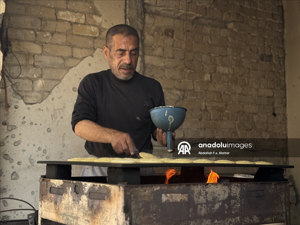 "القطايف" تُحلّي مرارة العيش.. غزة تتمسك بطقوس رمضان