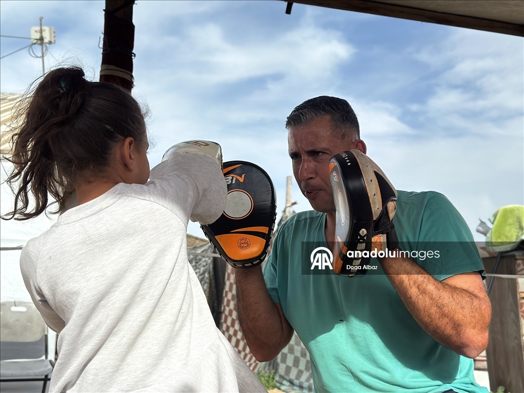 بين الخيام.. فتيات بغزة يجدن في "الفن النبيل" متنفسا