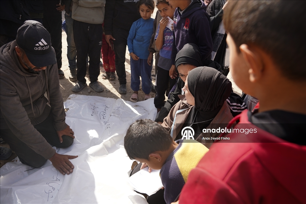 Gazze’nin kuzeyinde enkaz altındaki Filistinlilerin cenazelerine ulaşıldı