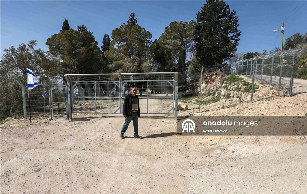 "فرض أمر واقع".. مستوطنون يعلقون أعلاما إسرائيلية بمنطقة أثرية بالضفة