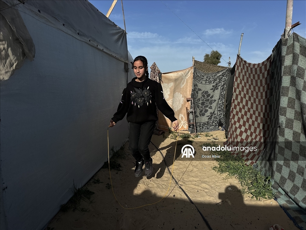 بين الخيام.. فتيات بغزة يجدن في "الفن النبيل" متنفسا