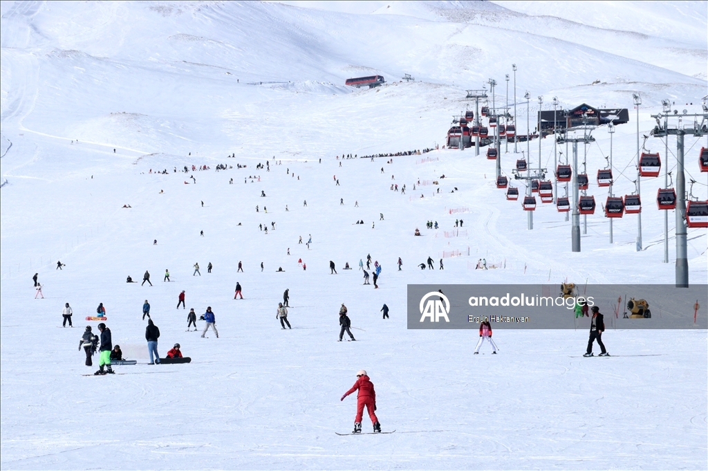 На Эрджиеcе трассы заполнились любителями катания на лыжах