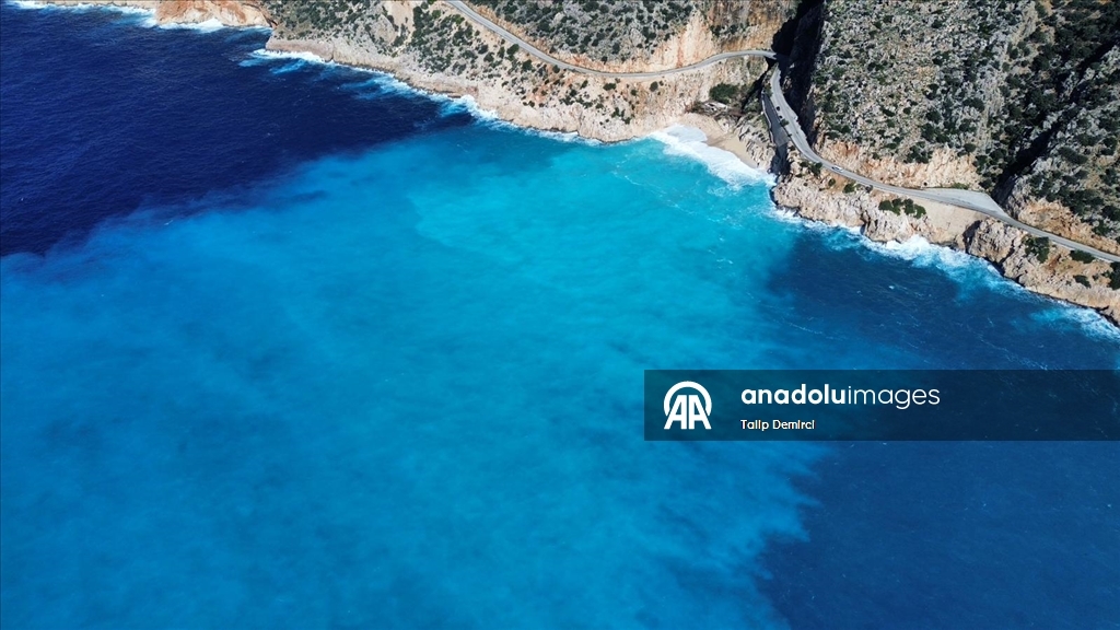 Kaputaş Plajı'nda yağışın etkisiyle denizin rengi mavinin farklı tonlarına dönüştü