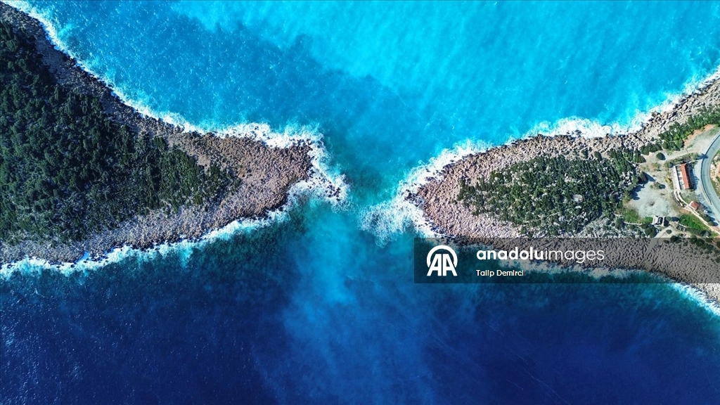 Kaputaş Plajı'nda yağışın etkisiyle denizin rengi mavinin farklı tonlarına dönüştü