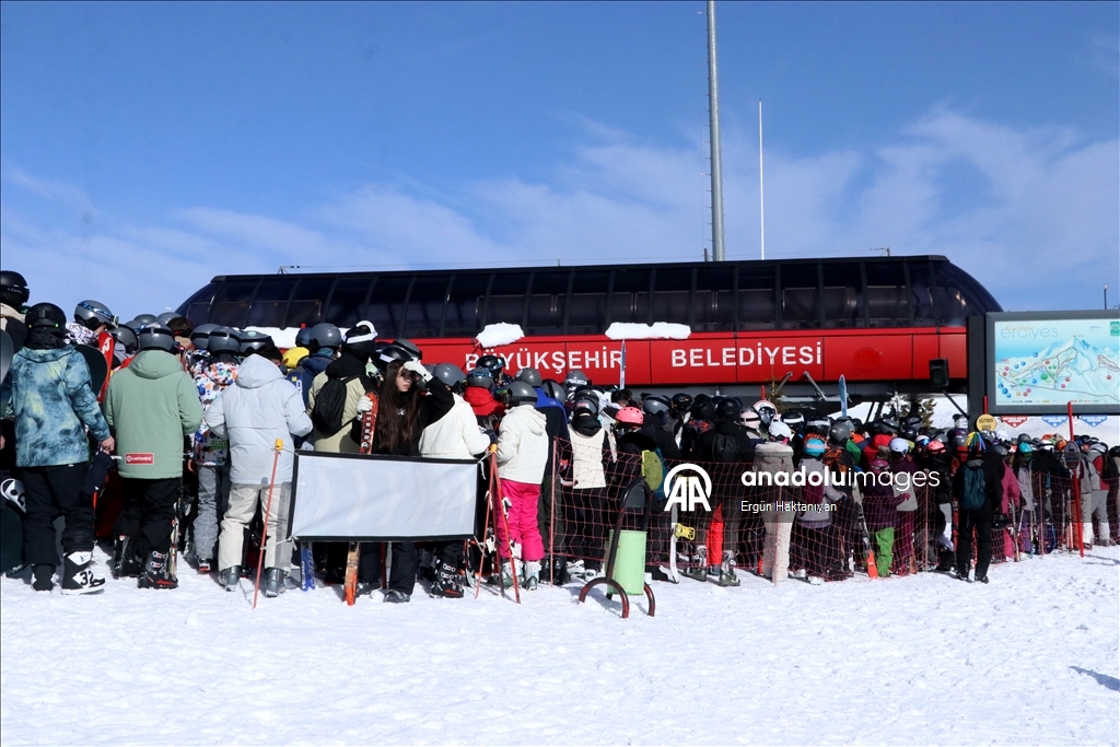 На Эрджиеcе трассы заполнились любителями катания на лыжах