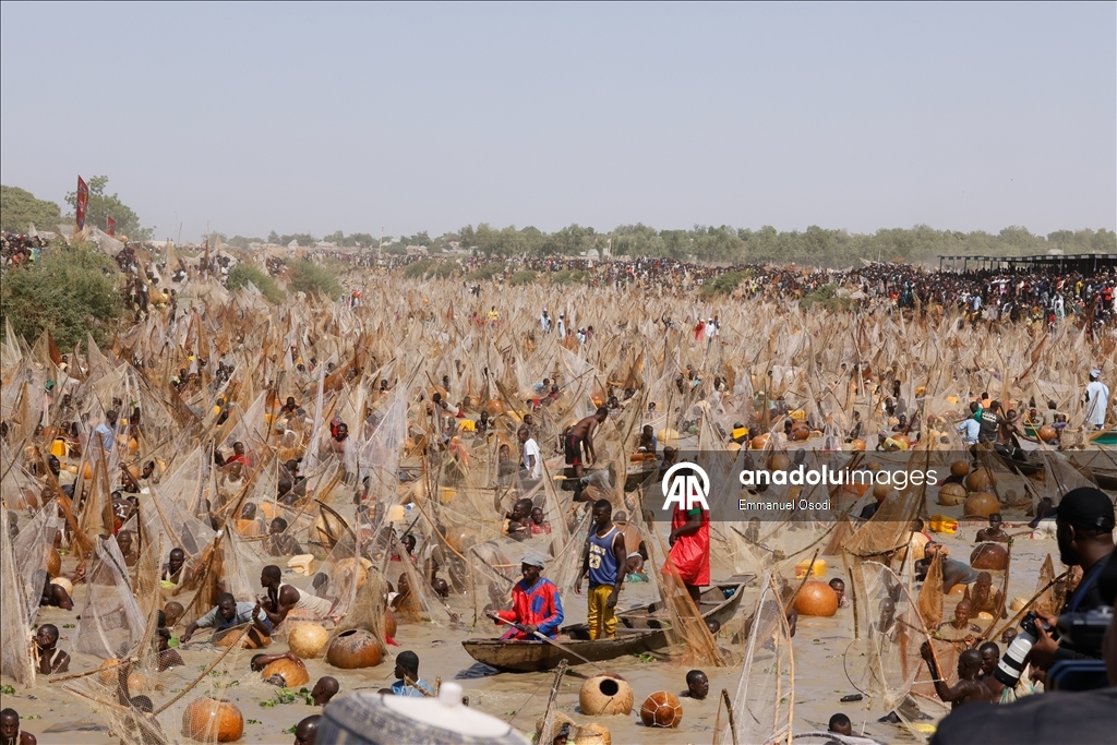  مئات المتسابقين يقفزون إلى النهر في مهرجان أرغونغو الدولي لصيد الأسماك شمال غربي نيجيريا