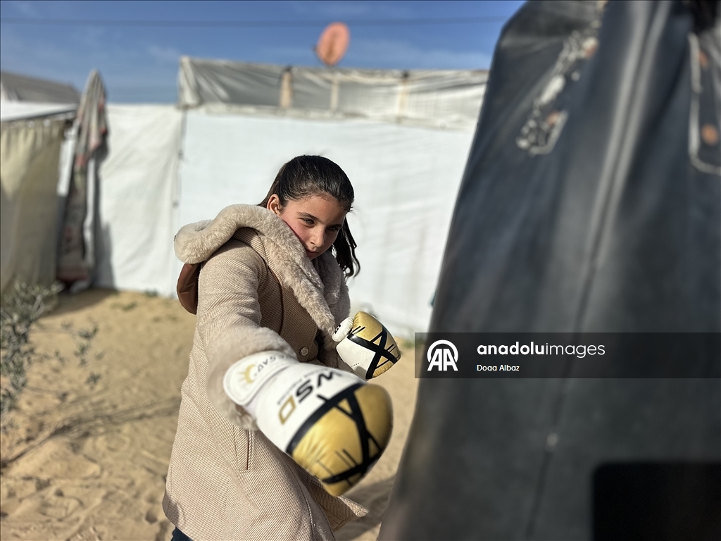 بين الخيام.. فتيات بغزة يجدن في "الفن النبيل" متنفسا