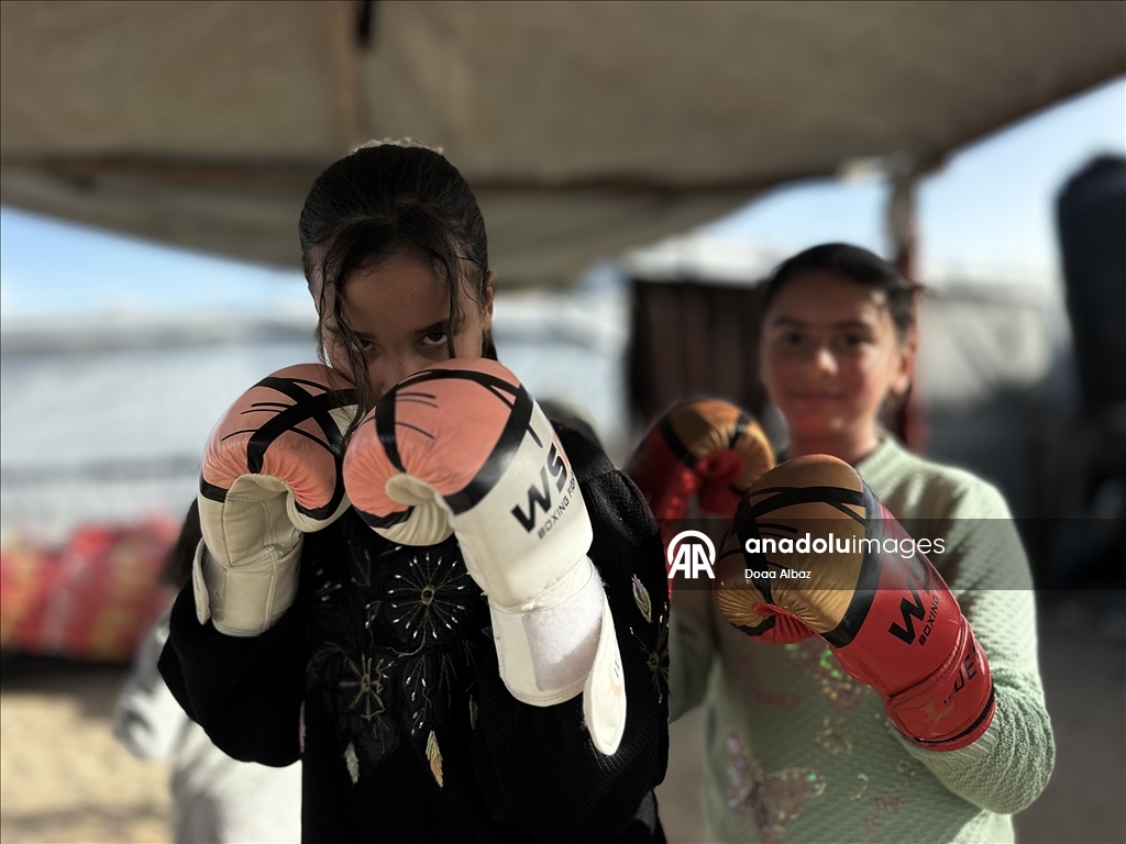 بين الخيام.. فتيات بغزة يجدن في "الفن النبيل" متنفسا