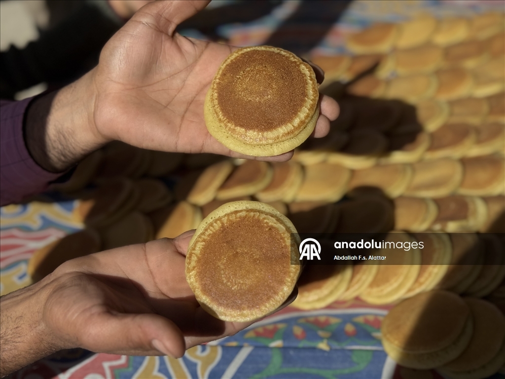 "القطايف" تُحلّي مرارة العيش.. غزة تتمسك بطقوس رمضان