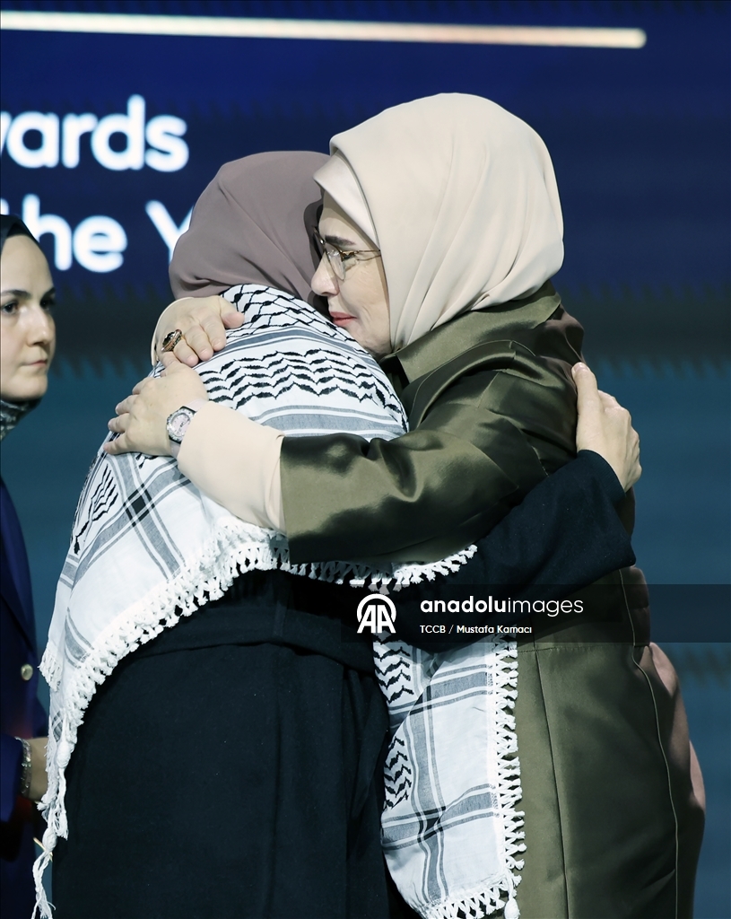 أمينة أردوغان تسلم جائزة صحفي فلسطيني قتلته إسرائيل لوالدته