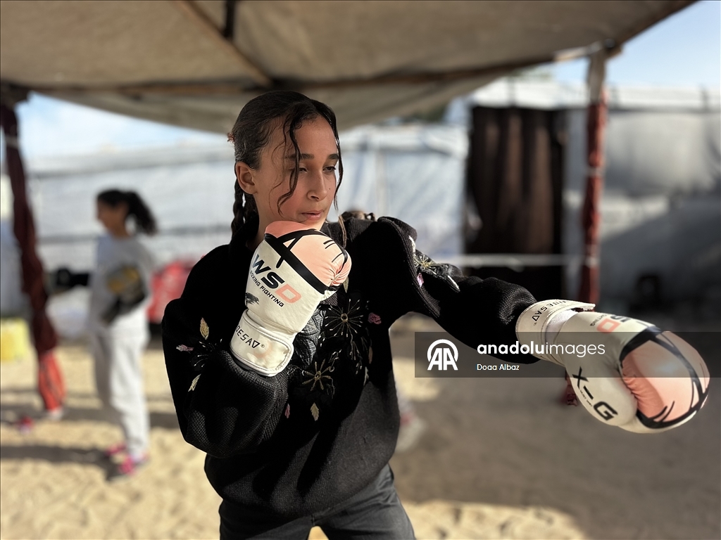 بين الخيام.. فتيات بغزة يجدن في "الفن النبيل" متنفسا