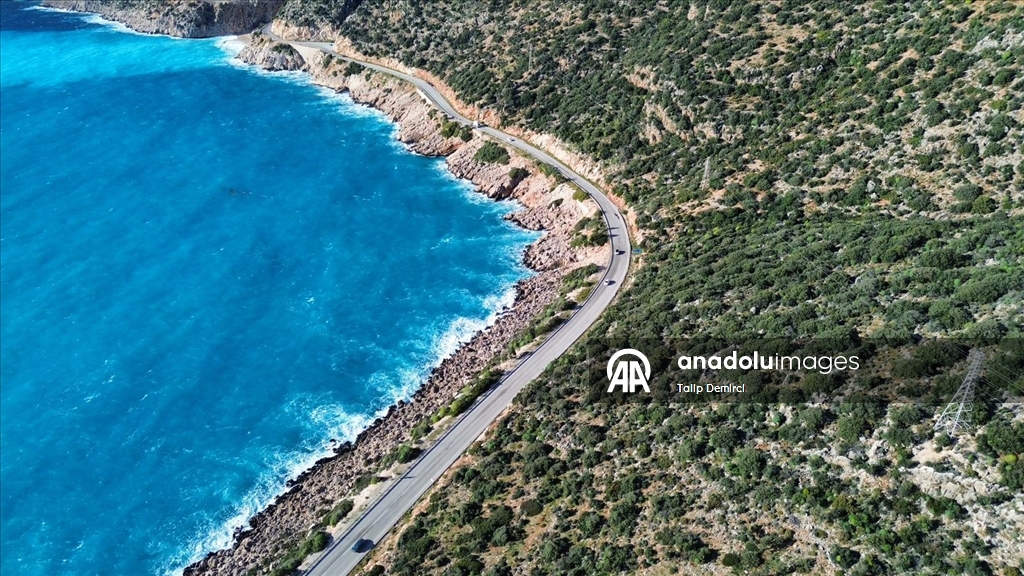 Kaputaş Plajı'nda yağışın etkisiyle denizin rengi mavinin farklı tonlarına dönüştü