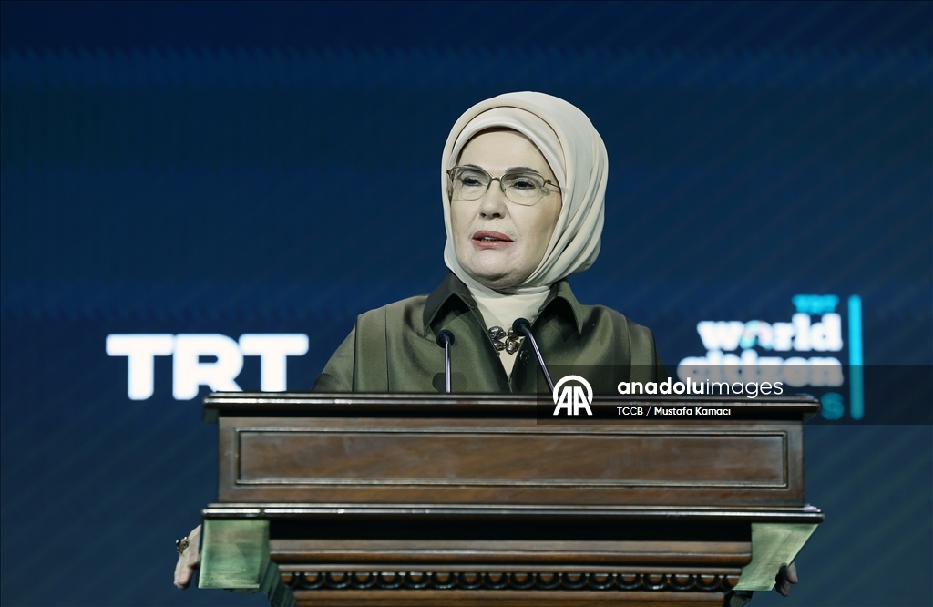 أمينة أردوغان تسلم جائزة صحفي فلسطيني قتلته إسرائيل لوالدته