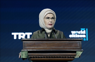 أمينة أردوغان تسلم جائزة صحفي فلسطيني قتلته إسرائيل لوالدته