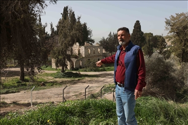 "فرض أمر واقع".. مستوطنون يعلقون أعلاما إسرائيلية بمنطقة أثرية بالضفة