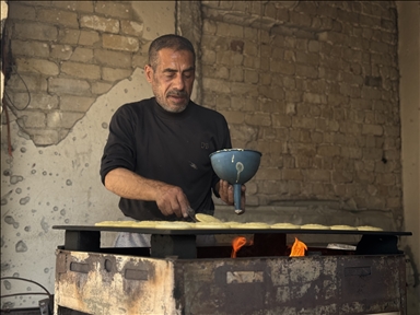 "القطايف" تُحلّي مرارة العيش.. غزة تتمسك بطقوس رمضان