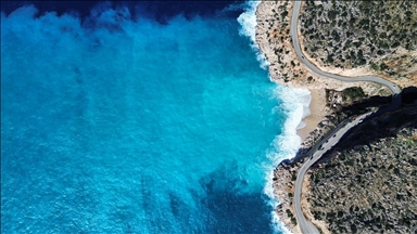 Kaputaş Plajı'nda yağışın etkisiyle denizin rengi mavinin farklı tonlarına dönüştü