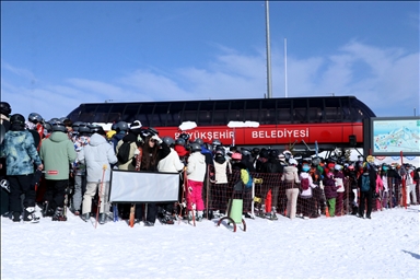 На Эрджиеcе трассы заполнились любителями катания на лыжах