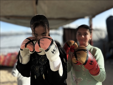 بين الخيام.. فتيات بغزة يجدن في "الفن النبيل" متنفسا