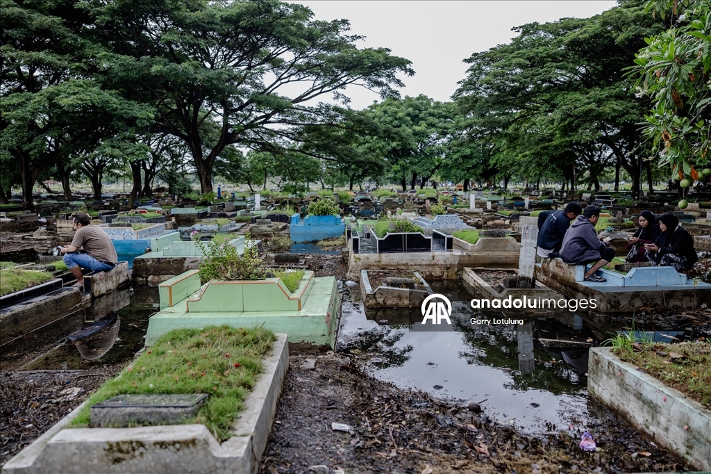 В Индонезии семьи посетили кладбища накануне Рамадана
