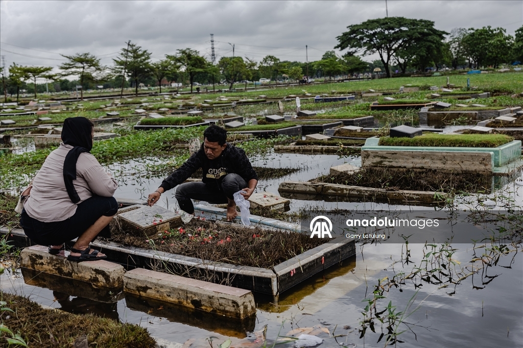В Индонезии семьи посетили кладбища накануне Рамадана