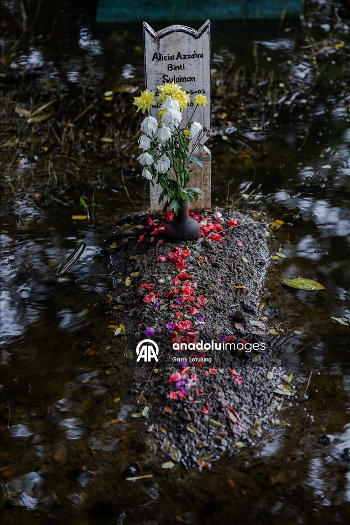 В Индонезии семьи посетили кладбища накануне Рамадана