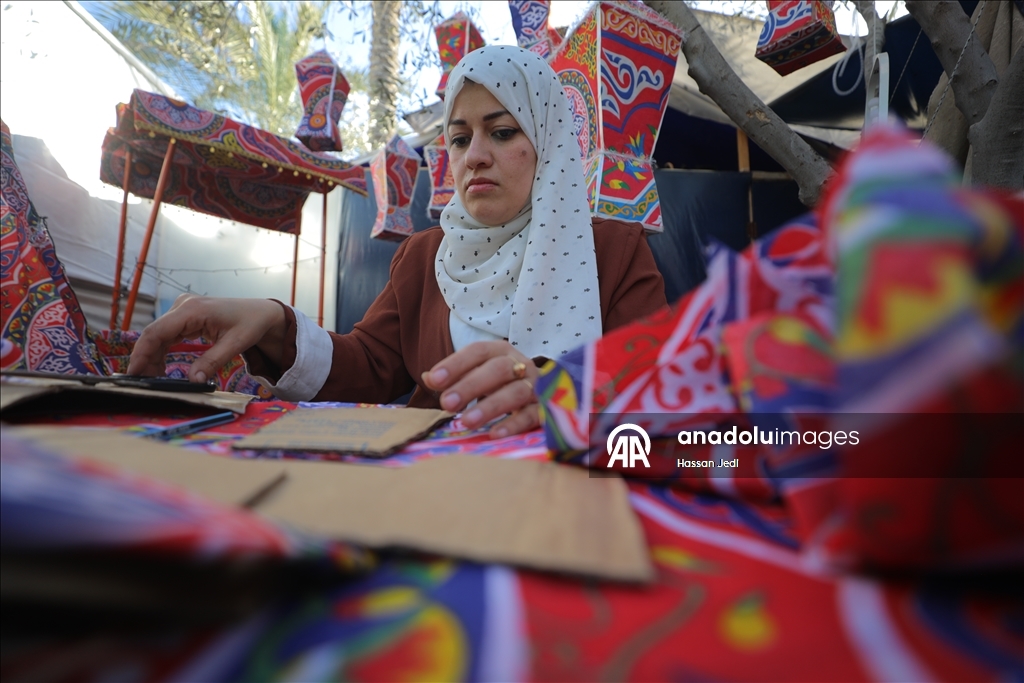 بكرتون طرود الإغاثة.. فلسطينية تعيد فوانيس رمضان لغزة