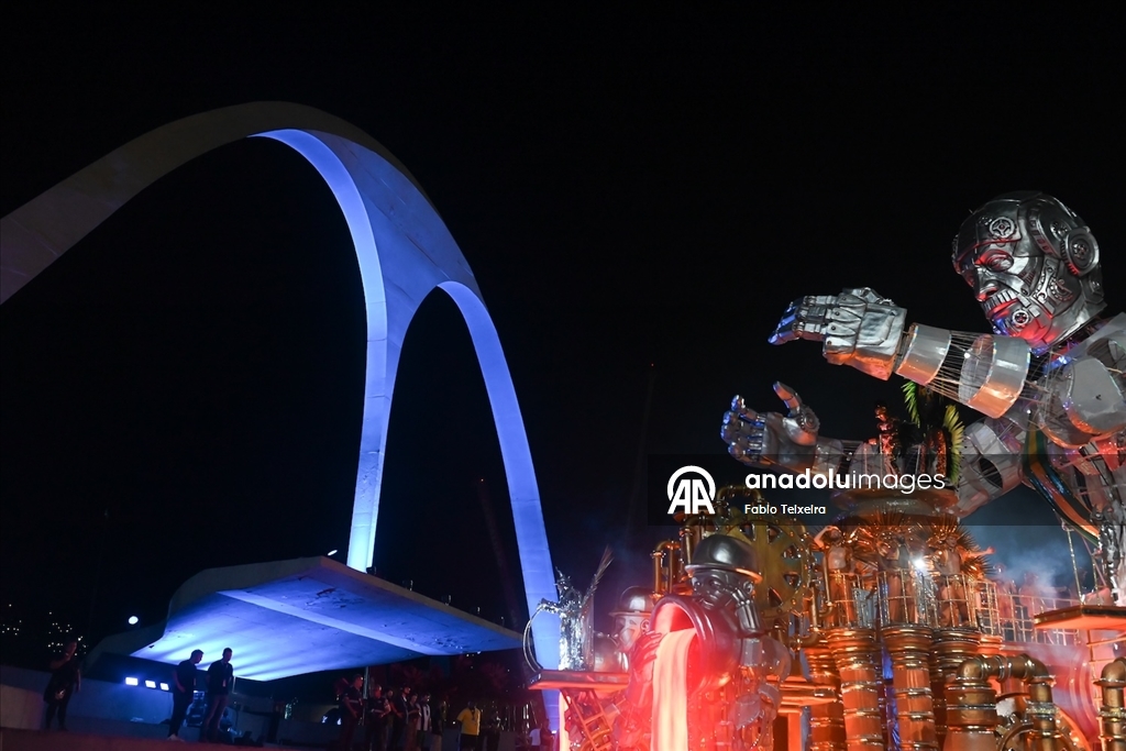 Brezilya’da Rio Karnavalı samba geçitleriyle başladı