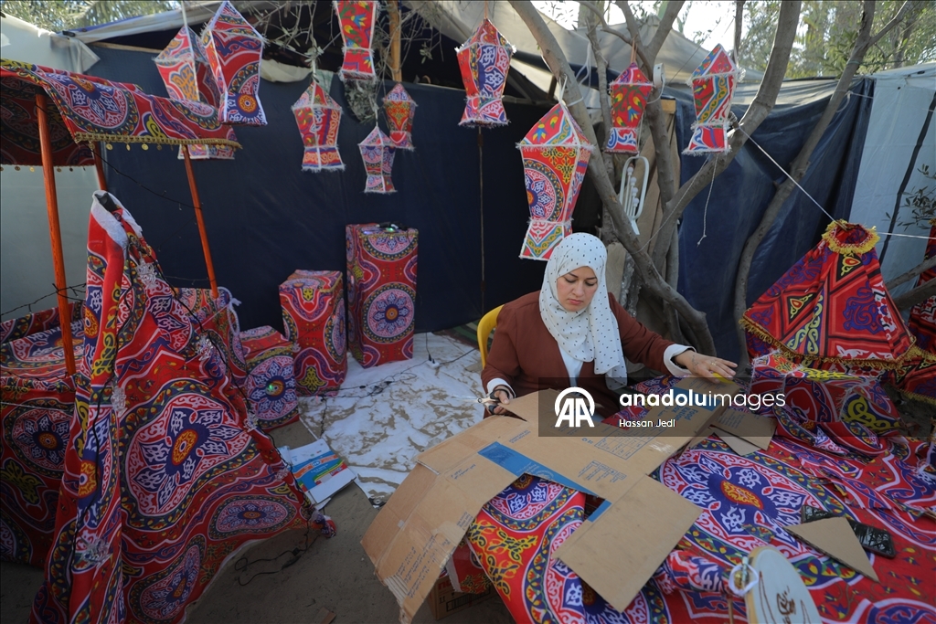 بكرتون طرود الإغاثة.. فلسطينية تعيد فوانيس رمضان لغزة