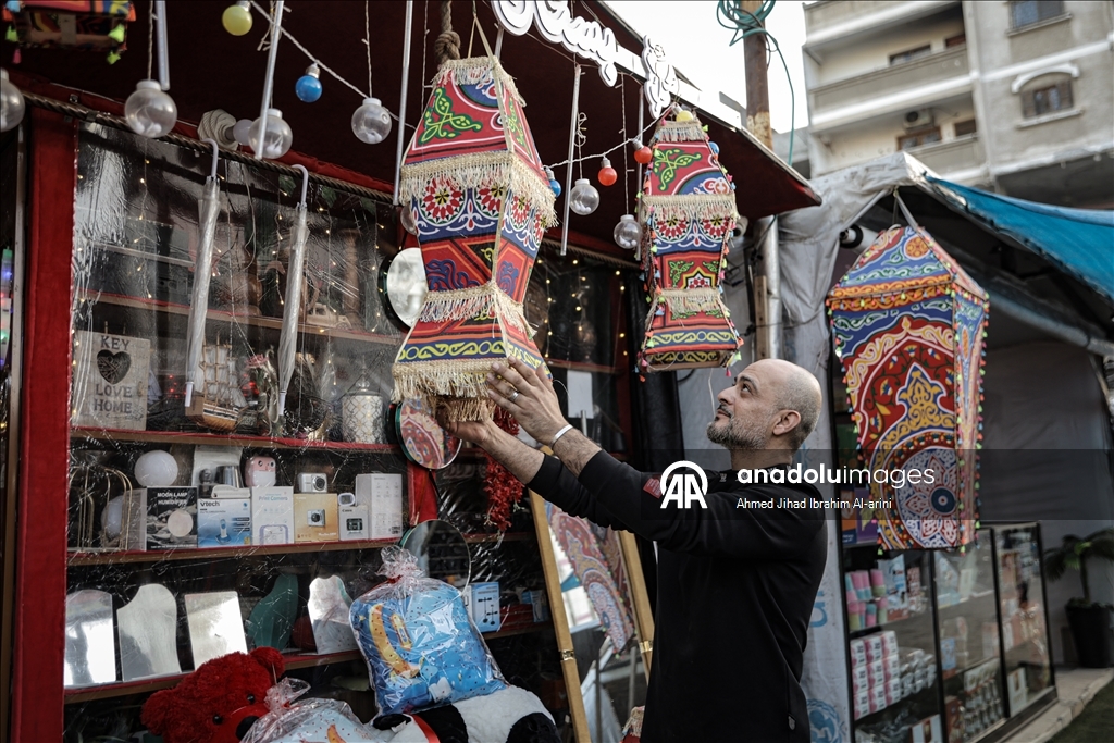 Жители Газы вручную изготавливают традиционные фонарики к Рамазану