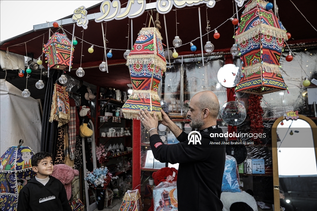 Жители Газы вручную изготавливают традиционные фонарики к Рамазану