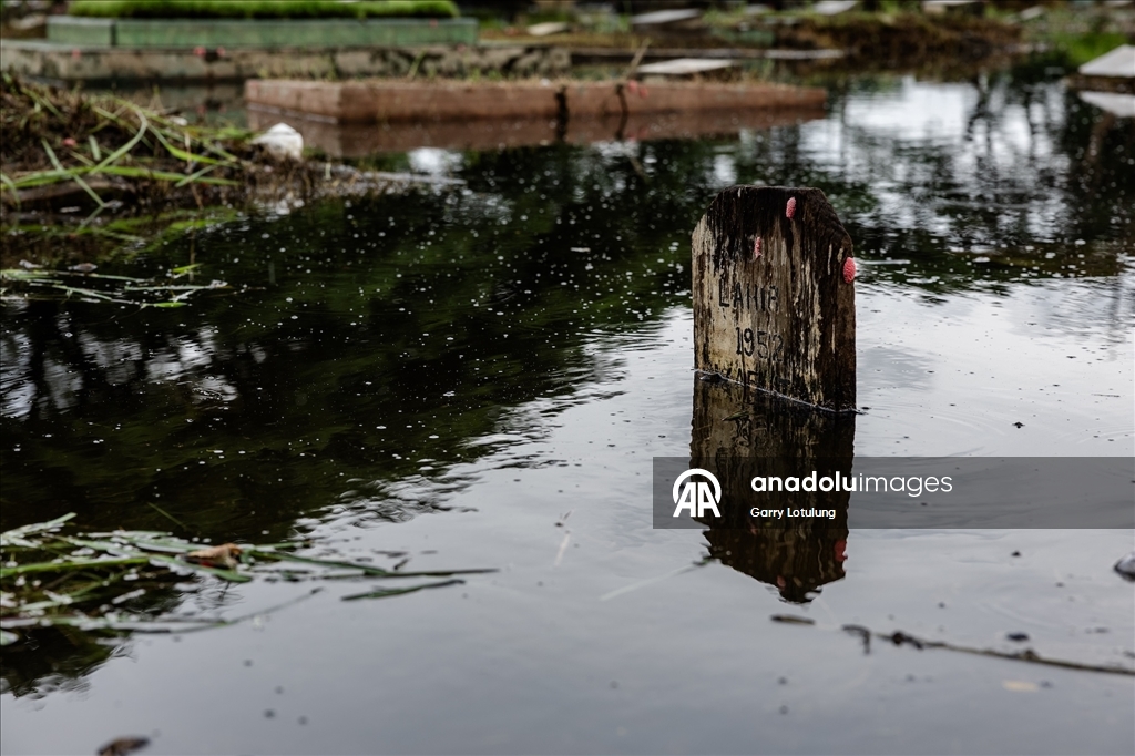 В Индонезии семьи посетили кладбища накануне Рамадана