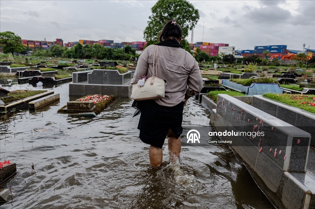 В Индонезии семьи посетили кладбища накануне Рамадана