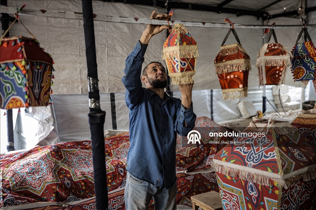 Жители Газы вручную изготавливают традиционные фонарики к Рамазану