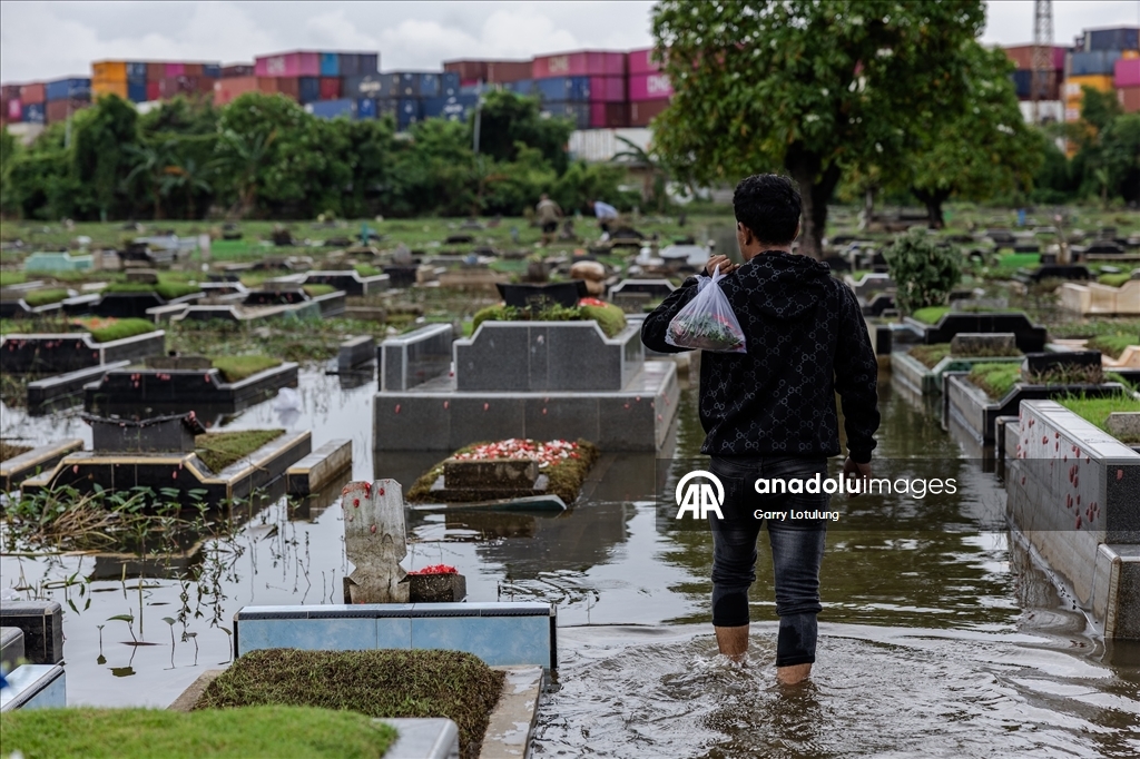 В Индонезии семьи посетили кладбища накануне Рамадана