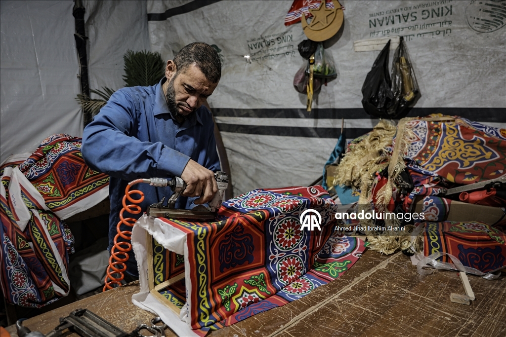 Жители Газы вручную изготавливают традиционные фонарики к Рамазану