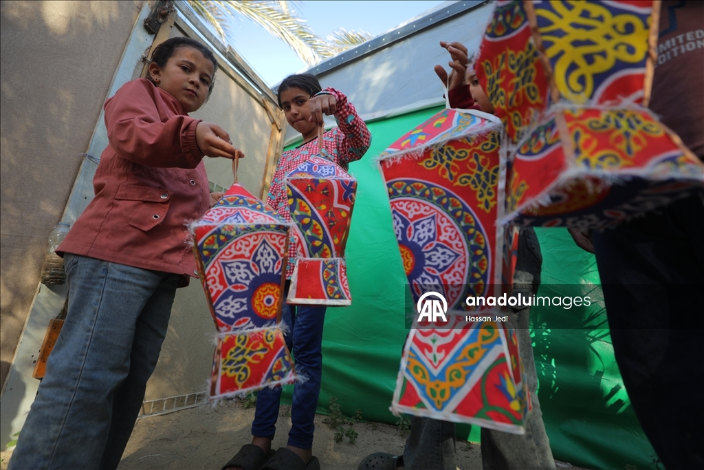 بكرتون طرود الإغاثة.. فلسطينية تعيد فوانيس رمضان لغزة