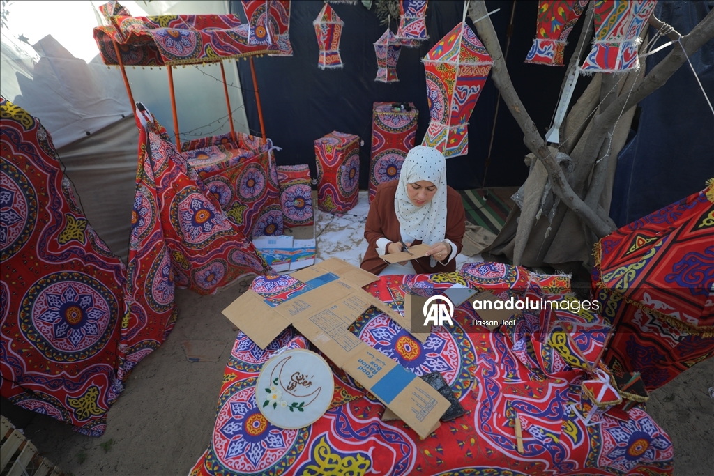 بكرتون طرود الإغاثة.. فلسطينية تعيد فوانيس رمضان لغزة